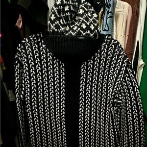 Black & White V-Neck Sweater - Contrast Knit Comfort